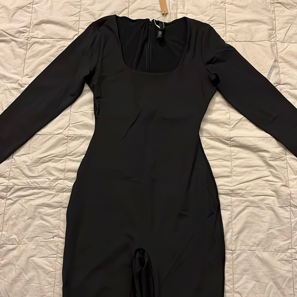 SKIMS ALL-IN-ONE SCOOP NECK LONG SLEEVE ONESIE - Picture 4 of 11